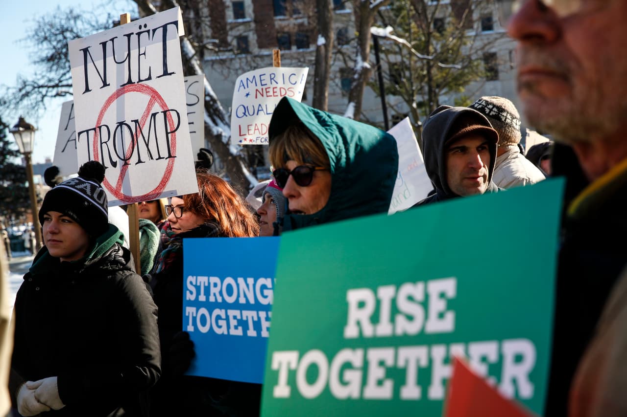 A las afueras del capitolio de Lansing, Michigan, los manifestantes expresan su rechazo a Trump. La votación del colegio electoral suele ser un ignorado trámite burocrático pero este año el hecho de que Trump perdiera el voto popular ha redoblado los llamados para cambiar el sistema electoral de segundo grado que rige en EEUU.