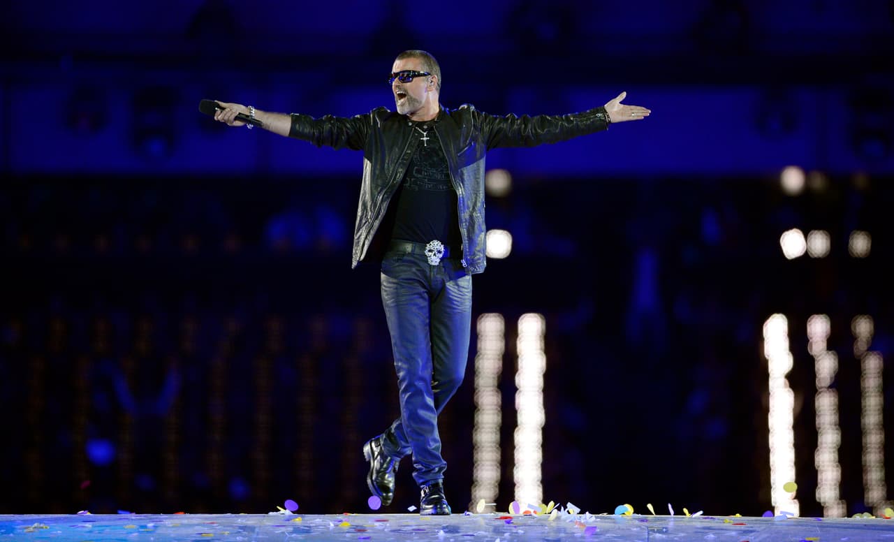 George Michael se presenta durante la ceremonia de clausura de los Juegos Olímpicos de Londres 2012 en el estadio olímpico de Londres.