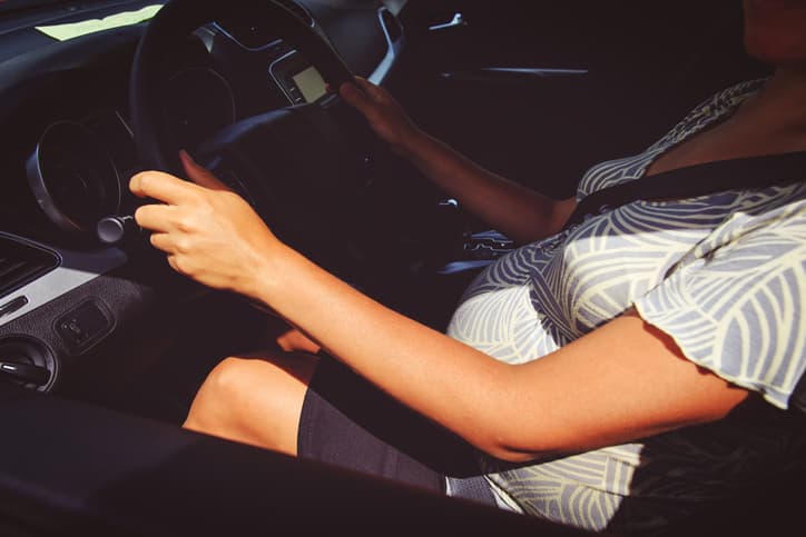 Dio a luz a un lado de la vía y luego regresó conduciendo a casa junto a sus otros 5 hijos