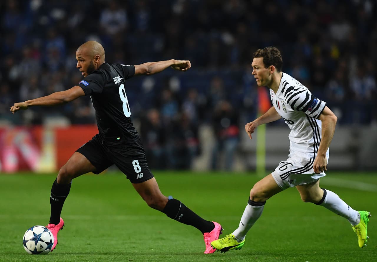 Porto trató de tener el balón para evitar que Juventus, motivado por la ventaja, alargara la diferencia. Sin embargo, los portugueses no tuvieron opciones en el arco de Buffon.