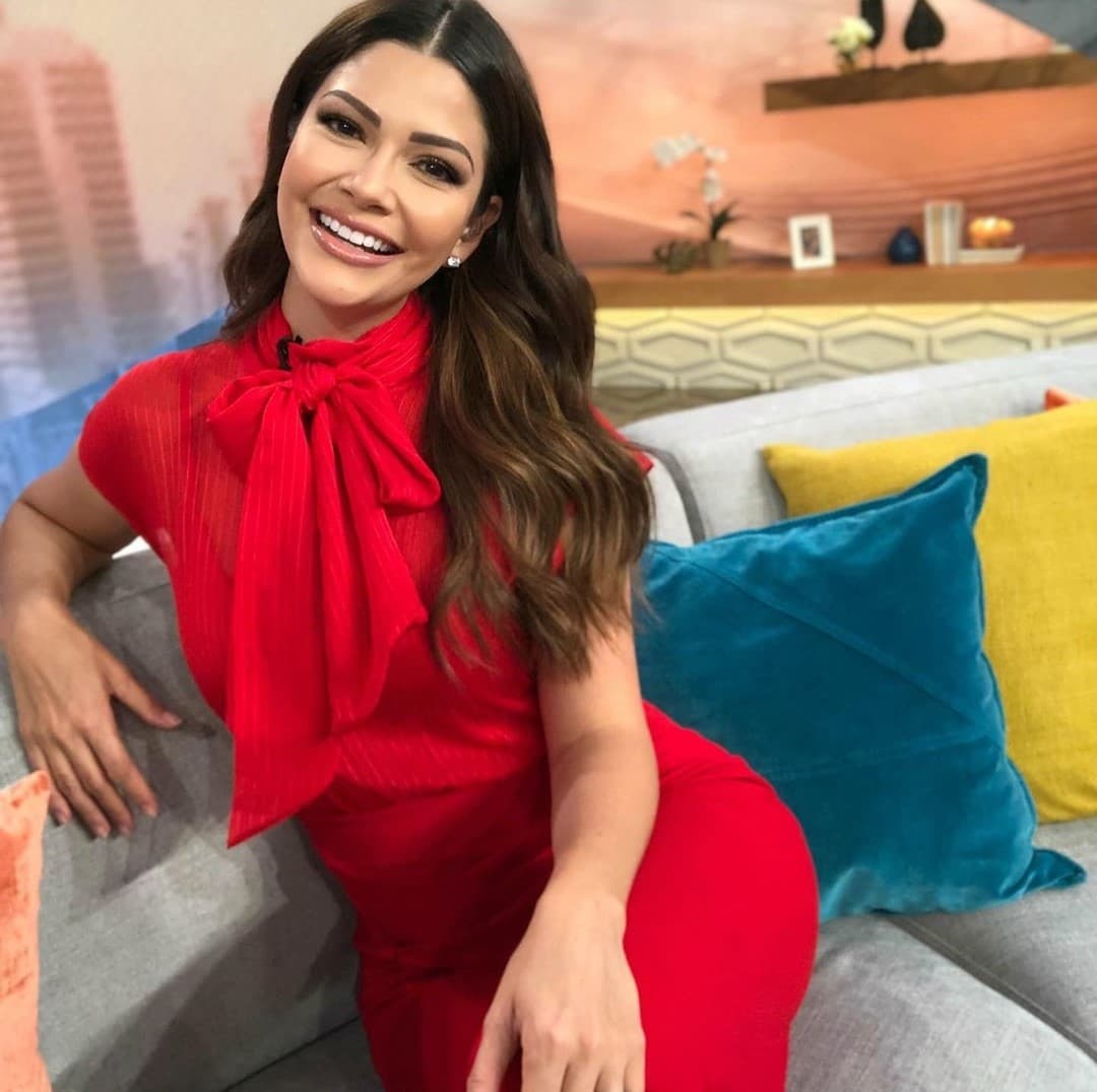 Luego de tomar vacaciones en las paradisiacas playas de Tulum, México, Ana Patricia regresó con un bronceado de envidia que la hicieron lucir mejor atuendos en colores fuertes, por ejemplo este conjunto rojo con femeninos listones atados al cuello.