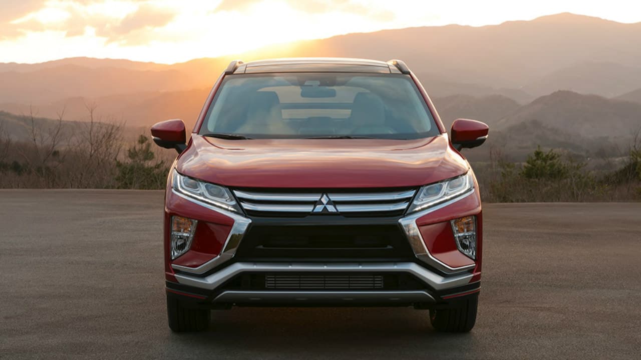 <b>Mitsubishi Eclipse Cross</b>
<br>Sólo se ofrecerá con motor 1.5 litros MIVEC Turbo Cleartec de 163 caballos de fuerza con transmisión CVT. Su equipamiento incluirá techo panorámico, head up display y tracción en las cuatro ruedas.