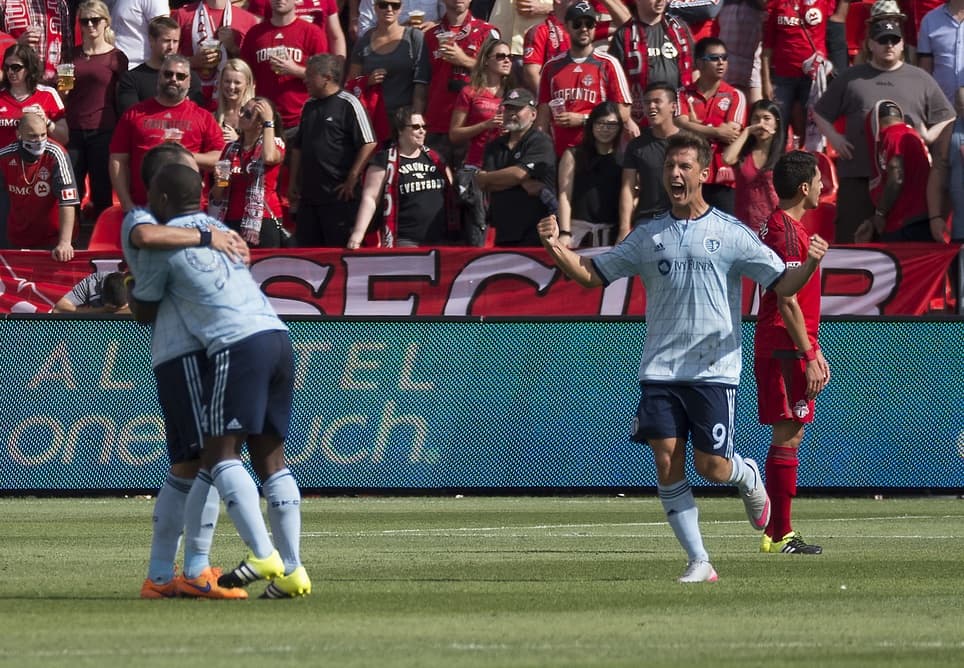 Sin sus principals figuras, Sporting Kansas City le arranca tres puntos a Toronto FC: 3-1