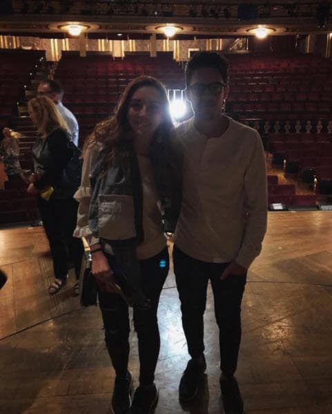 Como Roberto maneja una compañía de comedia de 
<i>stand up</i> viaja alrededor del mundo y es el pretexto perfecto para que 
<b><a href="http://www.univision.com/entretenimiento/la-hija-de-la-familia-p-luche-se-caso-en-la-vida-real-sin-eugenio-derbez">Regina</a></b> lo acompañe.