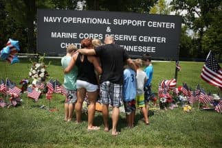 Pobladores de Chattanooga colocan flores en el lugar donde cinco uniformados fueron asesinados.