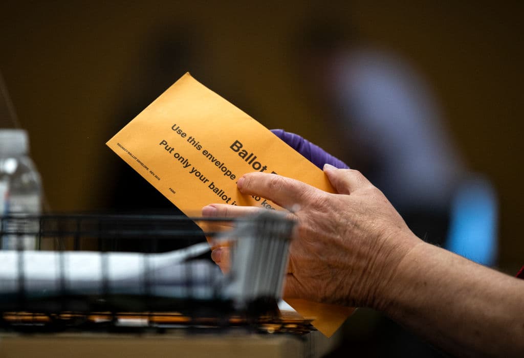 Un hombre de Pennsylvania pidió papeletas a nombre de su madre y suegra fallecidas... para votar por Trump