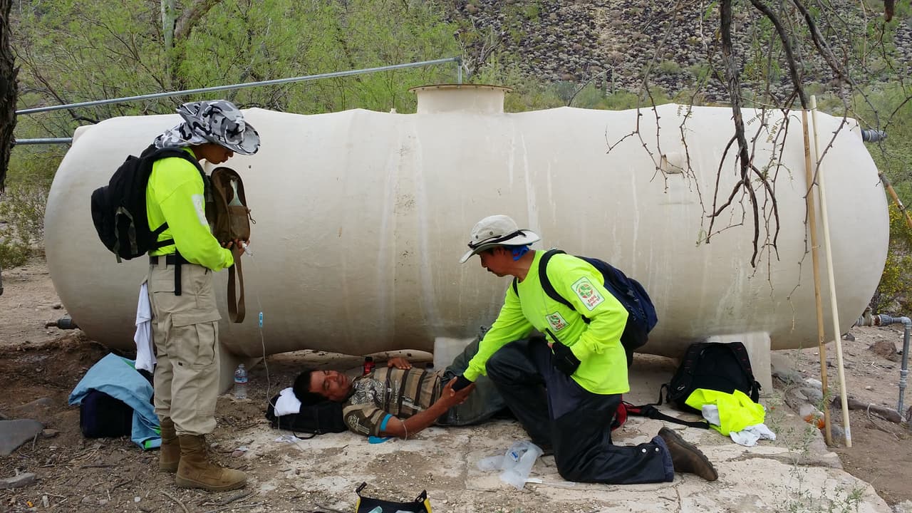 Aguilas del Desierto logró rescatar a dos inmigrantes que se encontraban deshidratados durante una de sus búsquedas