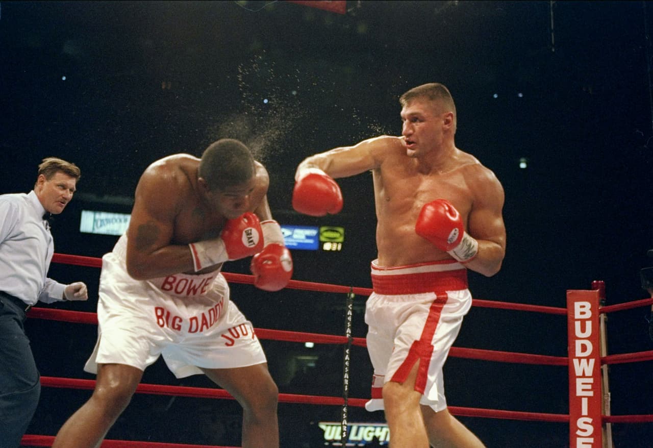 <b>Riddick Bowe vs Andrew Golota</b>. El 11 de julio de 1996 Golota ganaba la pelea contra el excampeón de peso pesado Bowe, pero los repetidos golpes bajos de Golota resultaron en una descalificación.