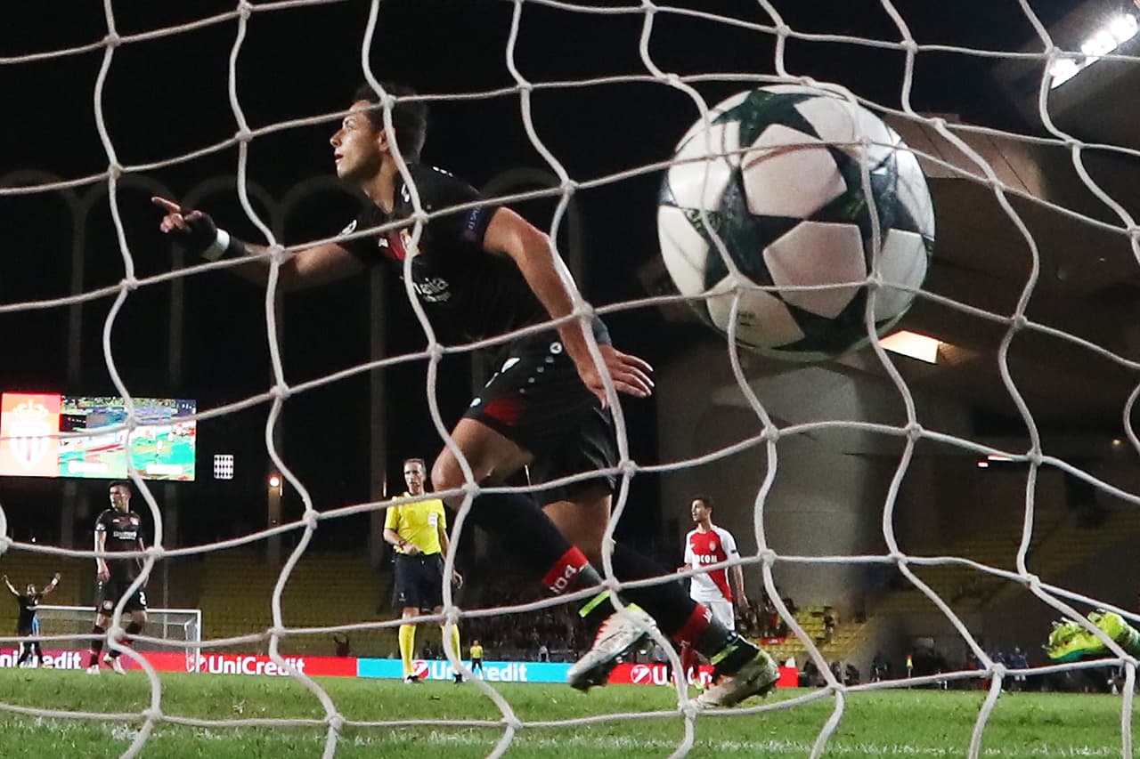 Con la llegada de 'Chicharito' al Bayer Leverkusen a mediados de 2015 y en Alemania volvería a ser la figura goleadora que siempre se caracterizó. Anotó 26 goles en 40 partidos disputados.