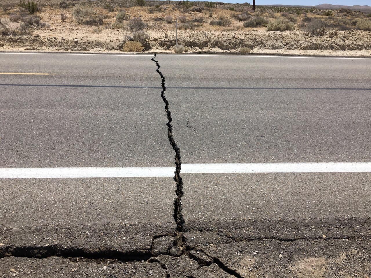 La autopista 178 tiene una grieta de 4 pulgadas, dijo el portavoz del Departamento de Bomberos del Condado de San Bernardino, Jeremy Kern.
