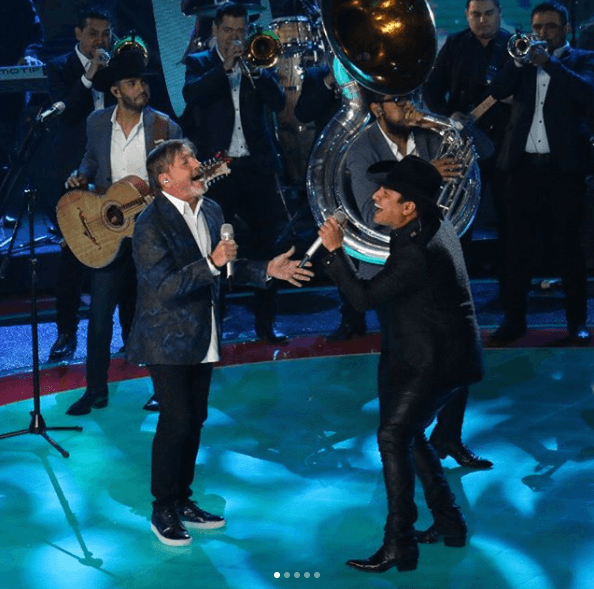Julión Álvarez y Ricardo Montaner interpretaron 'Me va a extrañar', llevándose una de las grandes ovaciones de la noche.