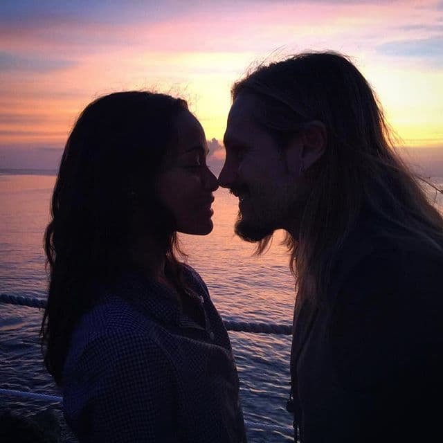 Derraman miel en las redes sociales.