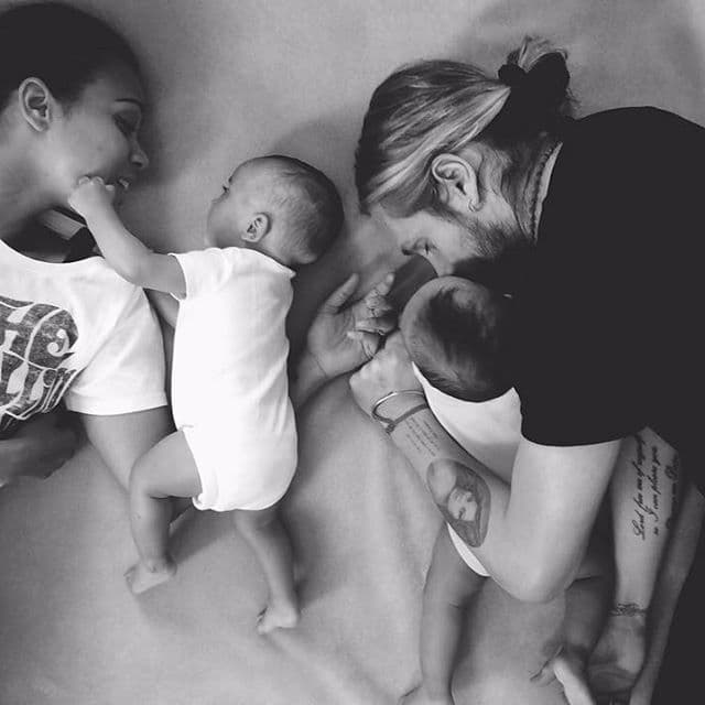 Sus bebés y su esposo.