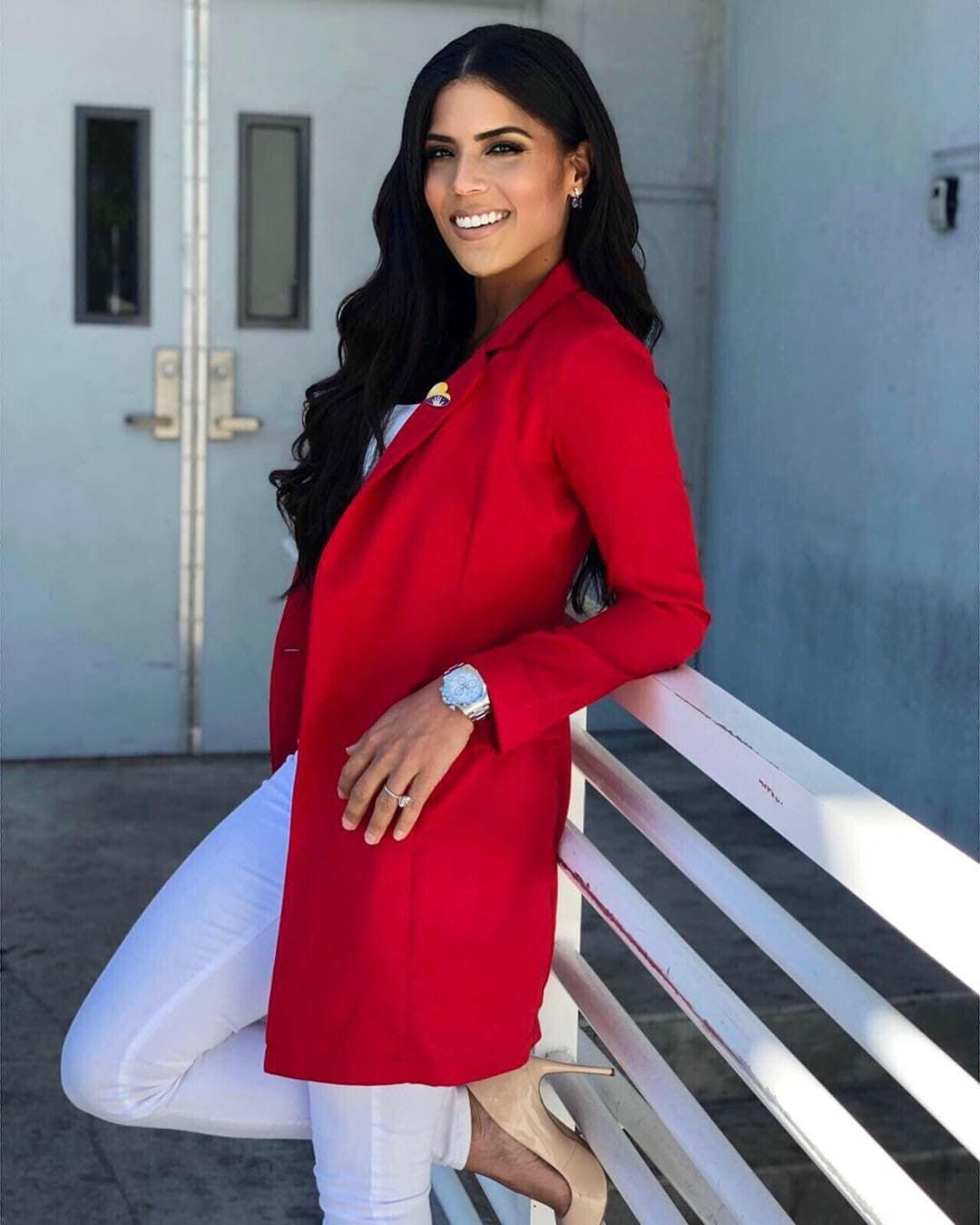 Los sacos largos son una excelente opción para complementar los looks de las próximas fiestas decembrinas, atrévete a llevarlo en rojo tal como lo hizo nuestra conductora en esta ocasión.