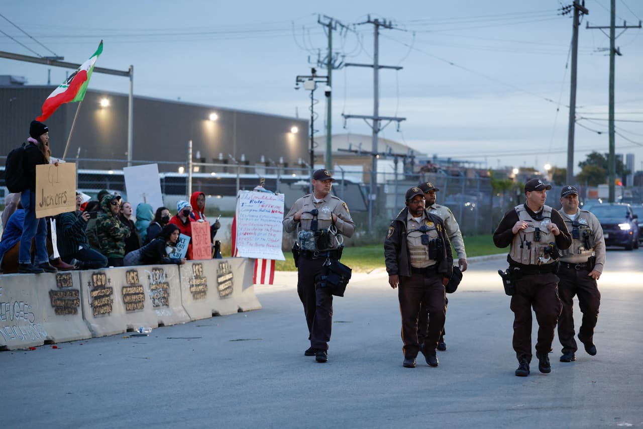 Las protestas y confrontaciones reflejan una creciente 
<b>preocupación en comunidades inmigrantes</b> por la intensificación de operativos federales en Chicago. Mientras tanto, residentes prometen mantener la organización vecinal ante lo que consideran una amenaza a sus derechos y tranquilidad.
<br>