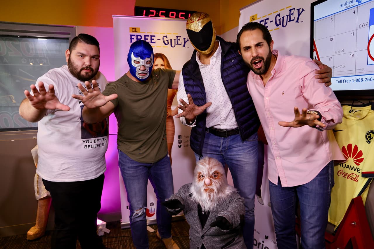 Aquí con los luchadores Blue Demon Jr, Alushe y Tinieblas.