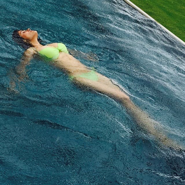 ¡Guapa! Salma compartió una foto desde su piscina. La actriz nadaba bajo la lluvia en un sexy bikini.