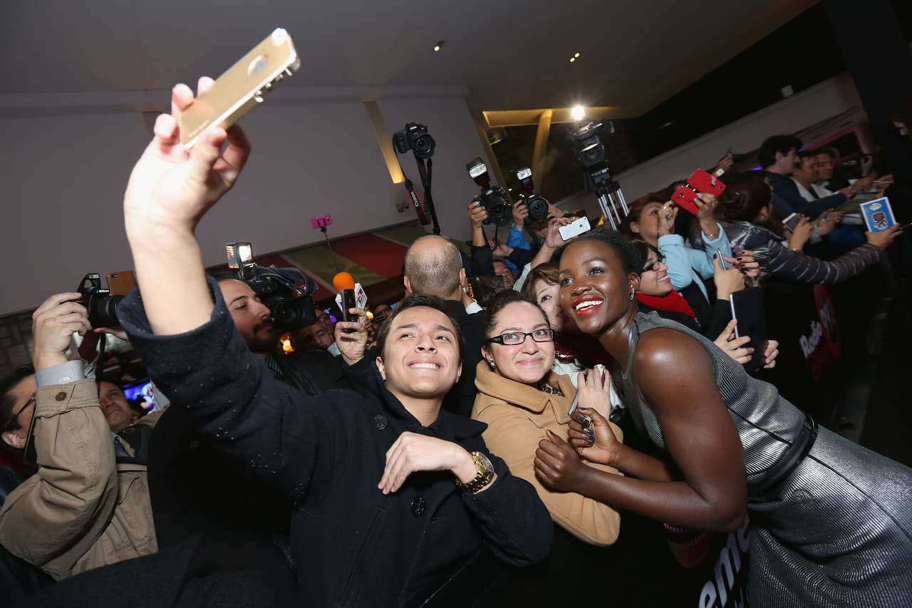 Y Lupita consintió a muchos en la alfombra roja.