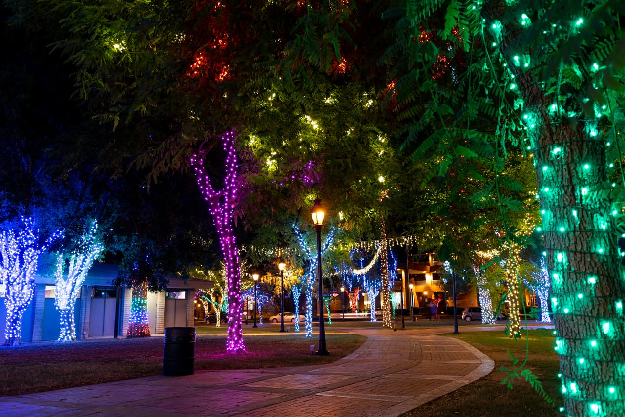 Aunque no habrá celebraciones o eventos, como los que se acostumbran en años previos, la ciudad dice que están “
<a href="https://www.visitphoenix.com/event/glendale-glitters/105249/" target="_blank">emocionados de mostrar excelentes diseños de iluminación y características que agregarán magia para cada noche</a>” .
<br>