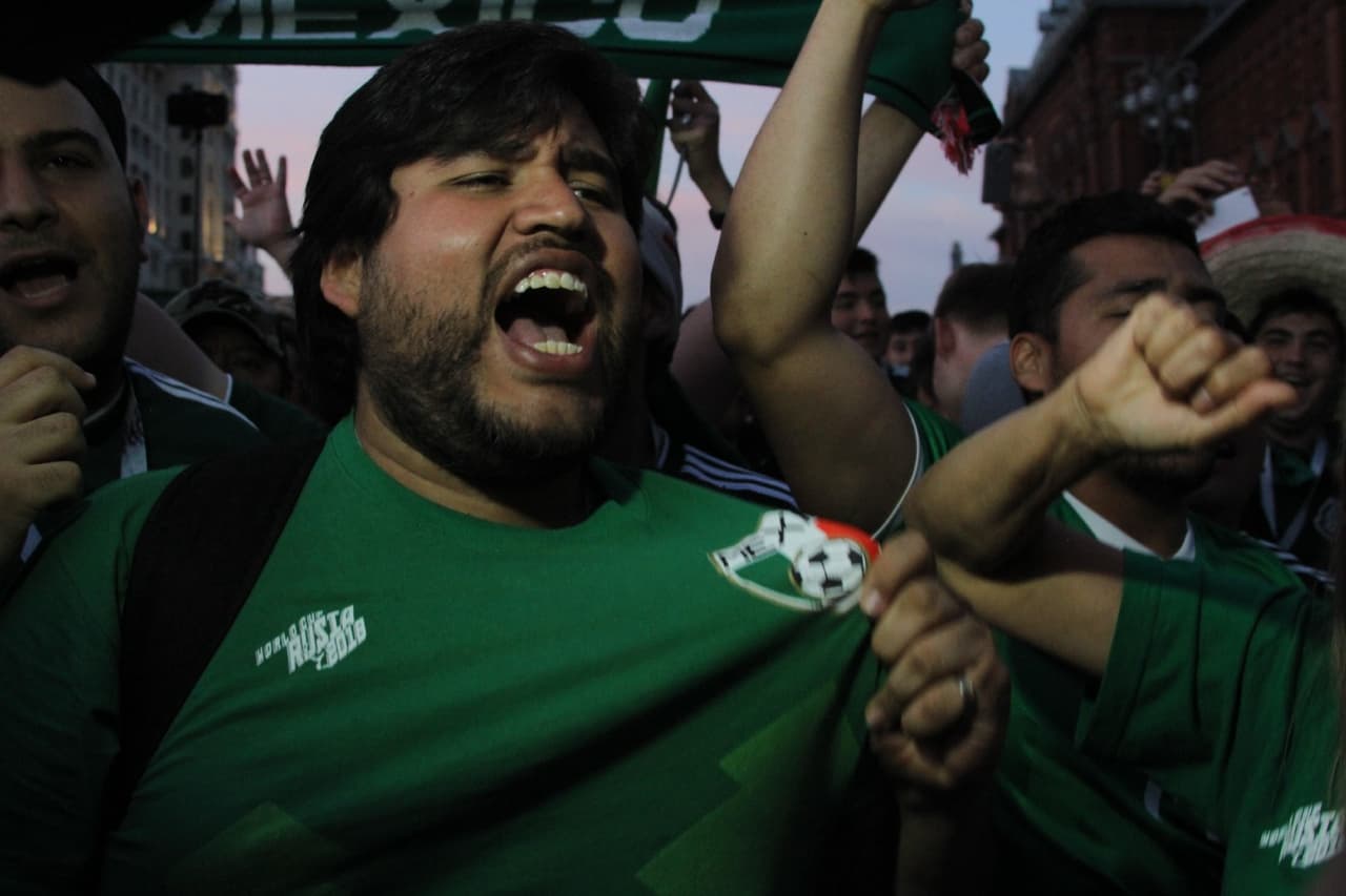 Tremendo jolgorio que armaron los aficionados mexicanos en la Plaza Roja en Moscú tras la gran victoria de la selección de México por 1-0 sobre Alemania. ¡Así festejaron! (Fotos: Ricardo Otero, enviado)