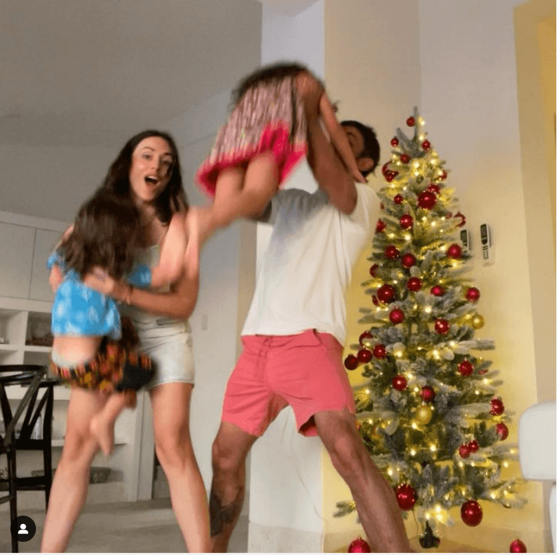 Zuria Vega y Alberto Guerra con sus hijos