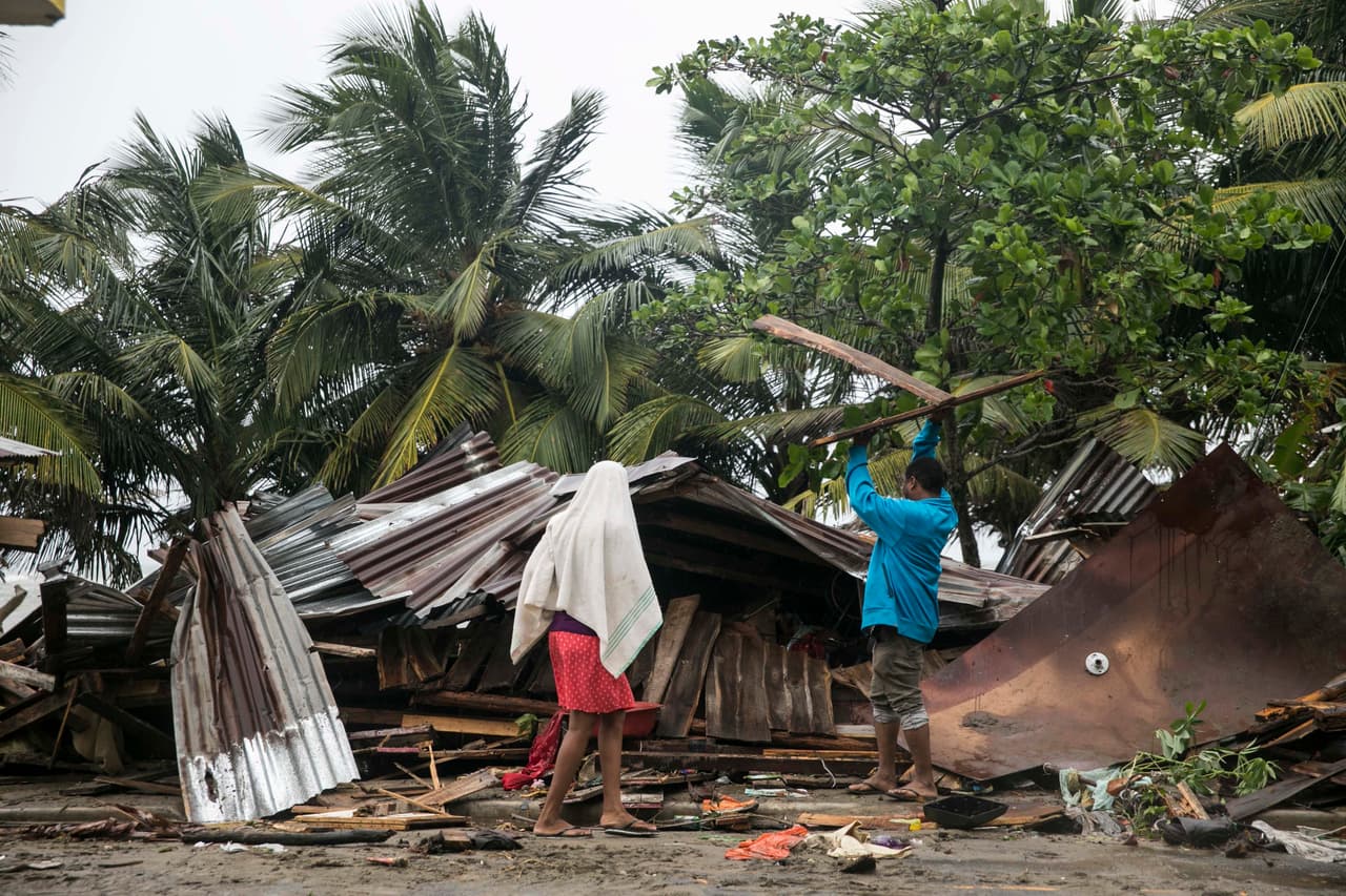 Un hombre tratando de buscar partes de su precaria vivienda en Nagua, luego de que Irma la destruyera. El huracán dejó una estela de devastación en el norte del Caribe, dejando a miles de personas sin hogar después de destruir edificios.
