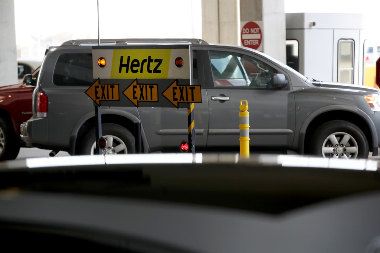 Recientemente, Hertz, una de las empresas de arriendo de vehículos más grandes del mundo, también se declaró en quiebra en medio de la paralización que la pandemia causó en los viajes. "El impacto del covid-19 en la demanda de viajes fue repentino y dramático, ocasionando un abrupto declive en los ingresos y reservas futuras de la compañía", dijo en 
<a href="http://ir.hertz.com/2020-05-22-Hertz-Global-Holdings-Takes-Action-To-Strengthen-Capital-Structure-Following-Impact-Of-Global-Coronavirus-Crisis" target="_blank">un comunicado</a>.