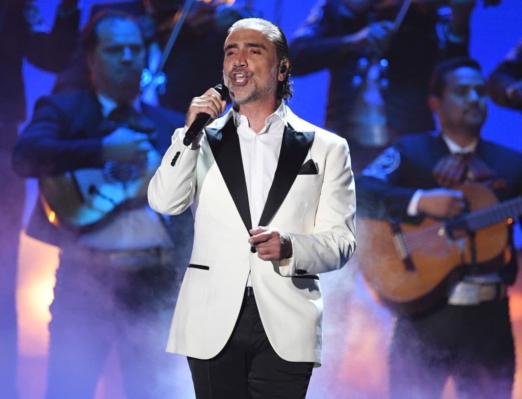 Noviembre será un mes muy bueno para el “Potrillo” pues estará recibiendo merecidas premiaciones a su carrera y estímulos personales y familiares muy sensibles. El único problema que se ve, y el cual puede controlar y canalizar, es el relacionado con el alcohol en un momento determinado que podría causarle problemas de no encauzarlo adecuadamente. Por lo demás, el año se presenta muy favorable y cargado de energías positivas.