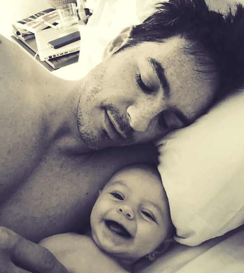 <b>Aisliin </b>también felicitó a su esposo
<b> Mauricio Ochmann </b>con esta dulce fotografía y emotivas palabras: "Este hombre me ha dado las lecciones más grandes sobre cómo ser el mejor ejemplo para un hijo. Lo que más admiro de él es su integridad como ser humano, su paternidad y el esposo que es, porque me enseña todos los días con su ejemplo que si no hay integridad, equilibrio, amor y contención por uno mismo no hay manera de poder darle eso mismo a un hijo. Gracias
<a href="https://www.instagram.com/mauochmann/">@mauochmann</a>por existir en nuestras vidas y ser el mejor papá. ¡Te amo!"