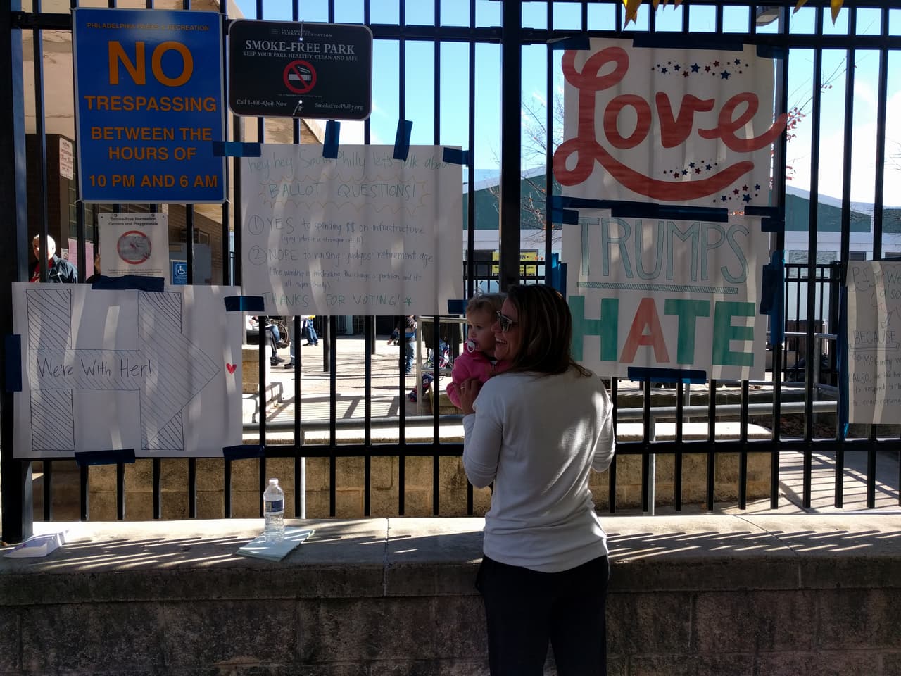 Rótulos improvisados fueron muestra de las emociones y aficiones de los seguidores de ambos partidos.