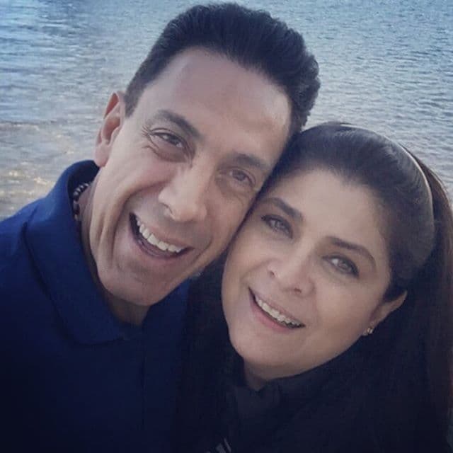 Al respecto, Victoria Ruffo habló en la presentación de la telenovela: "
<b>Fue madrina en mi boda</b>, estuvo en mi boda, en la de a deveras (risas) porque hubo otra que quién sabe", bromeó en la conferencia de prensa refiriéndose a la supuesta boda falsa con Eugenio Derbez y a su 
<b>matrimonio con el político Omar Fayad</b>, con quien contrajo nupcias en 2001.
<br>