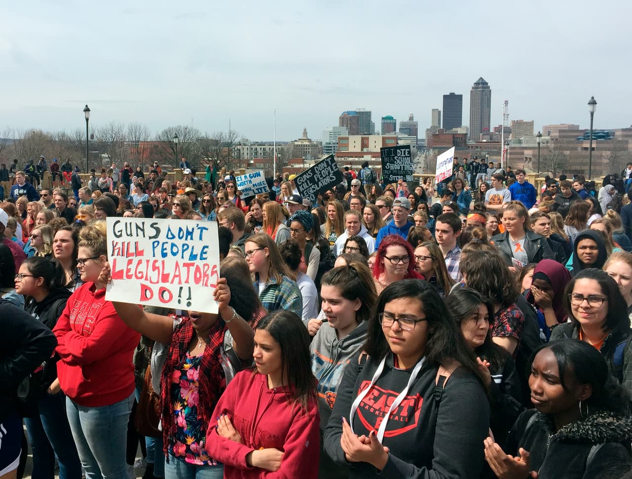 Estudiantes de Iowa protestaron frente al Capitolio del en Des Moines.