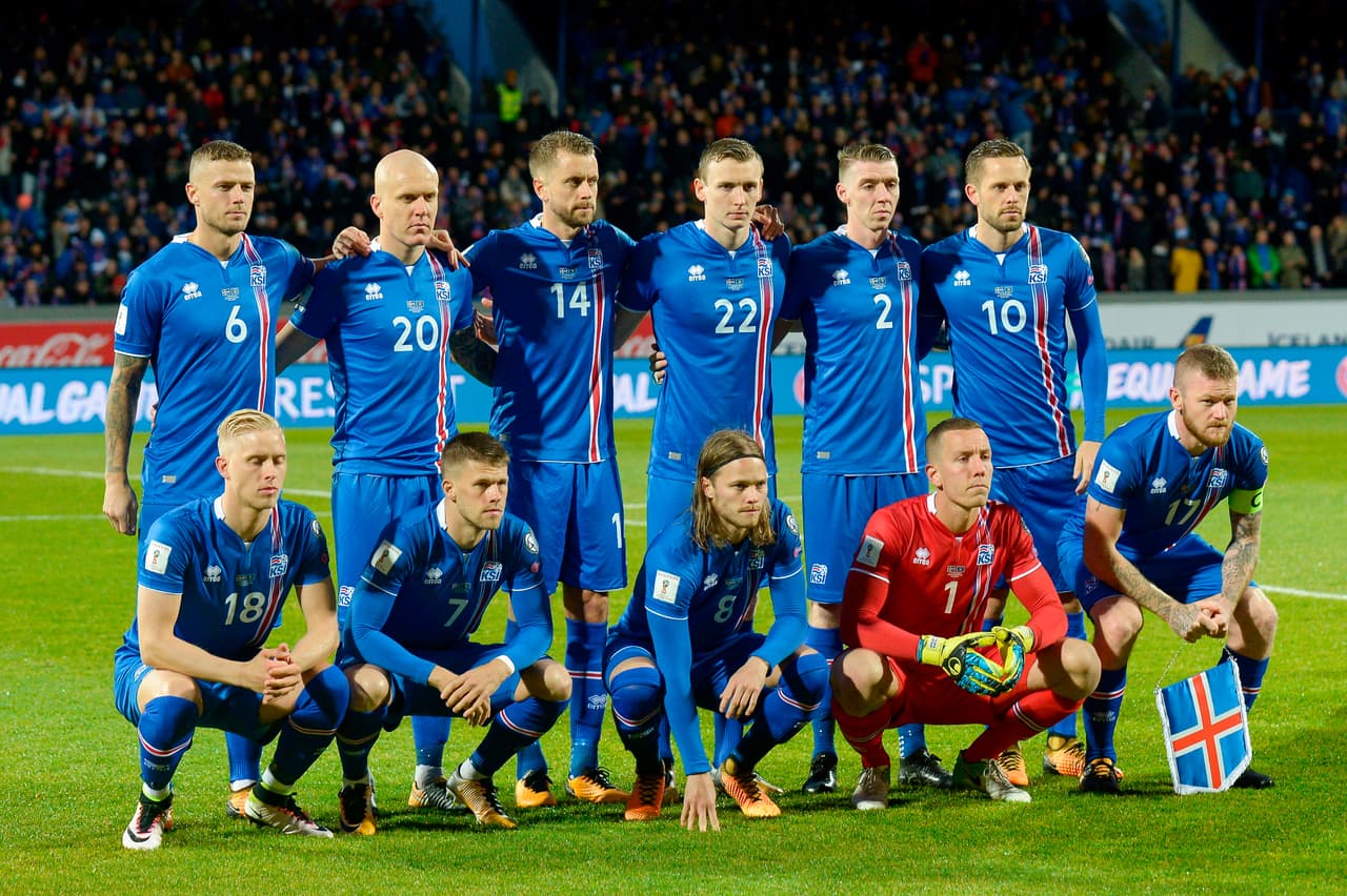 Este fue el once histórico de Islandia: Halldórsson; Sævarsson, R. Sigurdsson, Árnason, Magnússon; Gunnarsson, Hallfredsson; Gudmundsson, Gylfi, Bjarnasson; Bödvarsson.