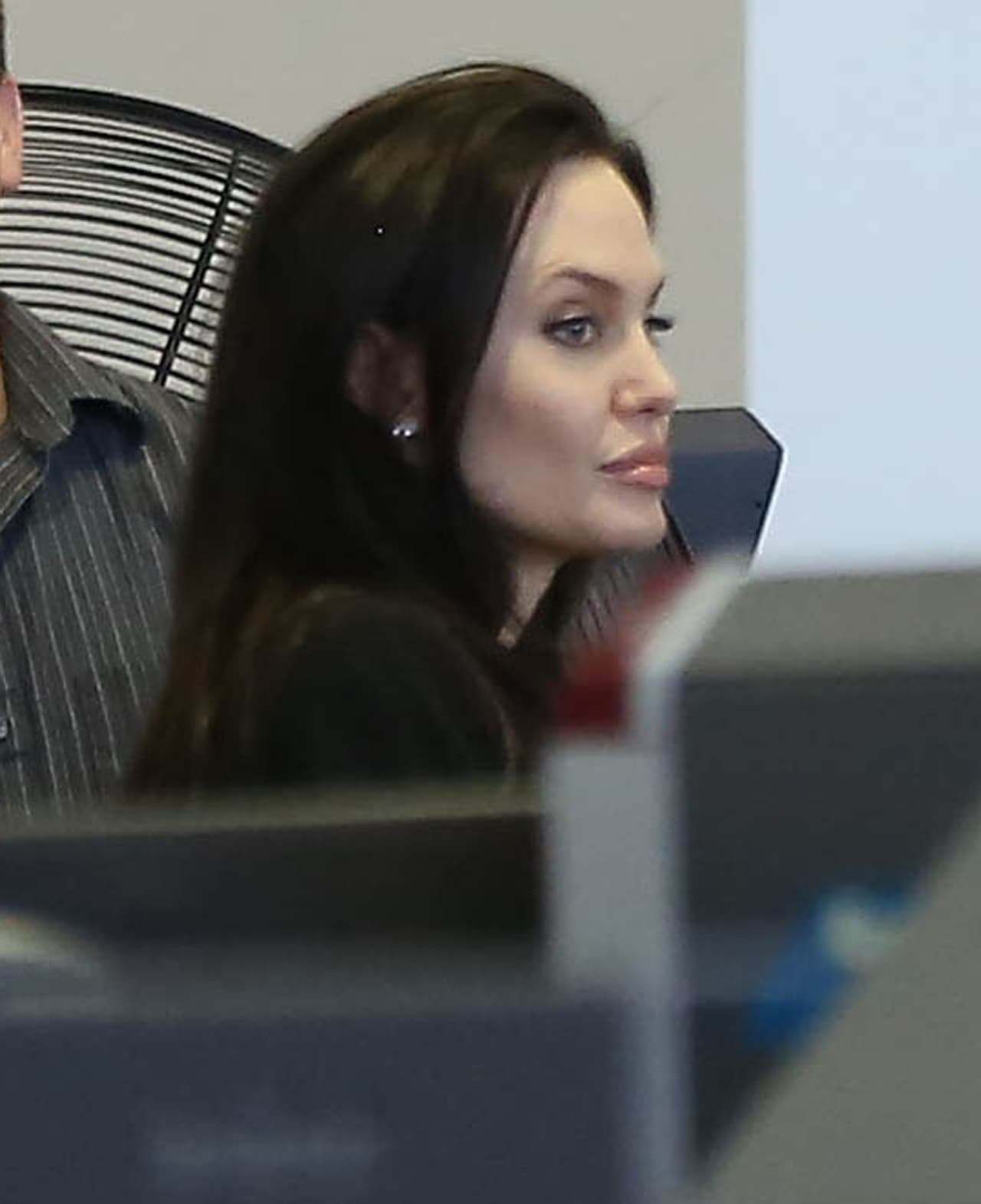 El famoso matrimonio arribó al aeropuerto de Los Ángeles en compañía de todos sus hijos, ¡son una linda familia!