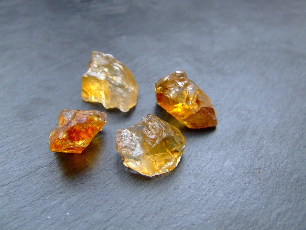 Es una piedra altamente creativa que genera productividad, mejora la motivación, activa tus ideas y pensamientos y anima la autoexpresión. Nos hace menos sensibles a las críticas, animándonos a actuar bajos las críticas constructivas más que las destructivas.