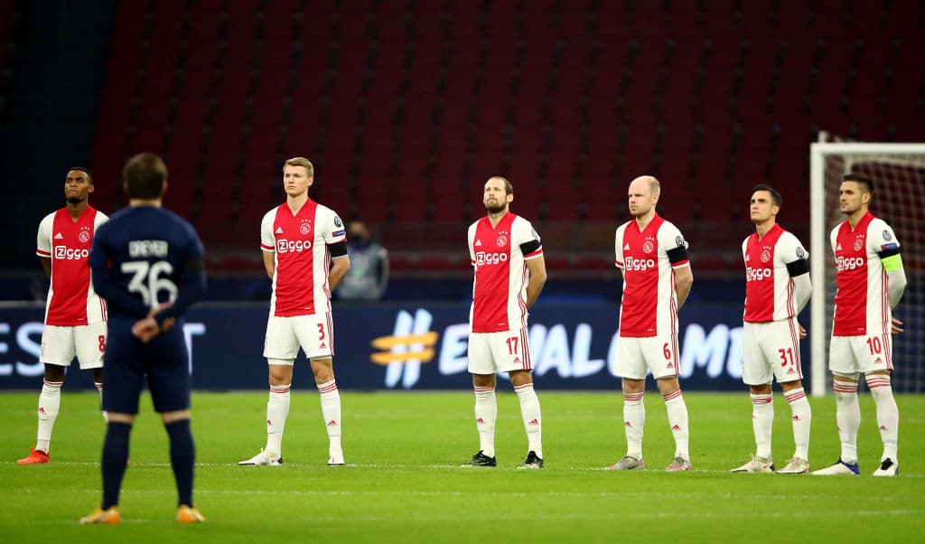Durante el juego Champions League entre el Ajax y el FC Midtjylland los jugadores, árbitros y cuerpo técnico guardaron un minuto de silencio para homenajar a Maradona.