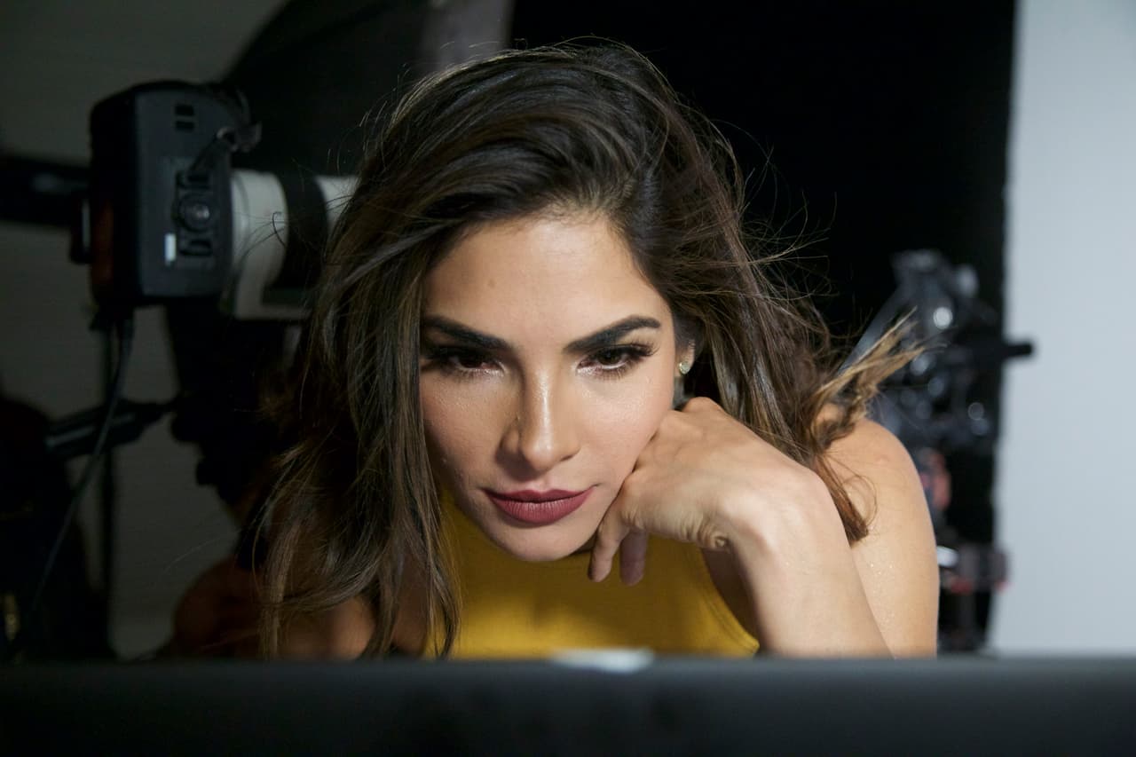 <b><a href="http://www.univision.com/shows/la-reina-de-la-cancion/las-mejores-fotos-de-los-looks-de-alejandra-espinoza-en-la-reina-de-la-cancion-fotos" target="_blank">Alejandra </a></b>llegó con 
<b><a href="http://www.univision.com/shows/la-reina-de-la-cancion/lo-sentimos-alejandra-matteo-y-su-papi-son-dos-gotas-de-agua-fotos" target="_blank">Matteo</a></b> a su primera sesión de fotos desde que vive en Los Ángeles y busca abrirse camino en la actuación. Desde lo natural hasta lo glamoroso, Alejandra jugó con varios estilos para abarcar todo tipo de personajes y llamar la atención de los productores. 
<b><a href="http://www.univision.com/shows/la-reina-de-la-cancion/capitulo-4-alejandra-la-de-tijuana-en-la-los-americanos-la-prefieren-al-natural-para-ellos-mas-es-menos-video" target="_blank">MIRA EL VIDEO</a></b>.