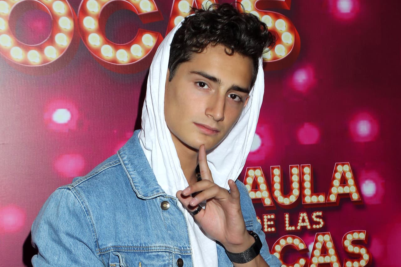 "Saber cómo manejarlos y cómo cuidarme y cómo no caer en la banalidad de
<b><a href="https://www.univision.com/shows/despierta-america/emilio-osorio-y-joaquin-bondoni-nos-contaron-la-neta-sobre-la-historia-detras-de-el-corazon-nunca-se-equivoca-video" target="_blank">tener que esconderme</a></b>, meterme a un motel o a otras casas para tener una intimidad".