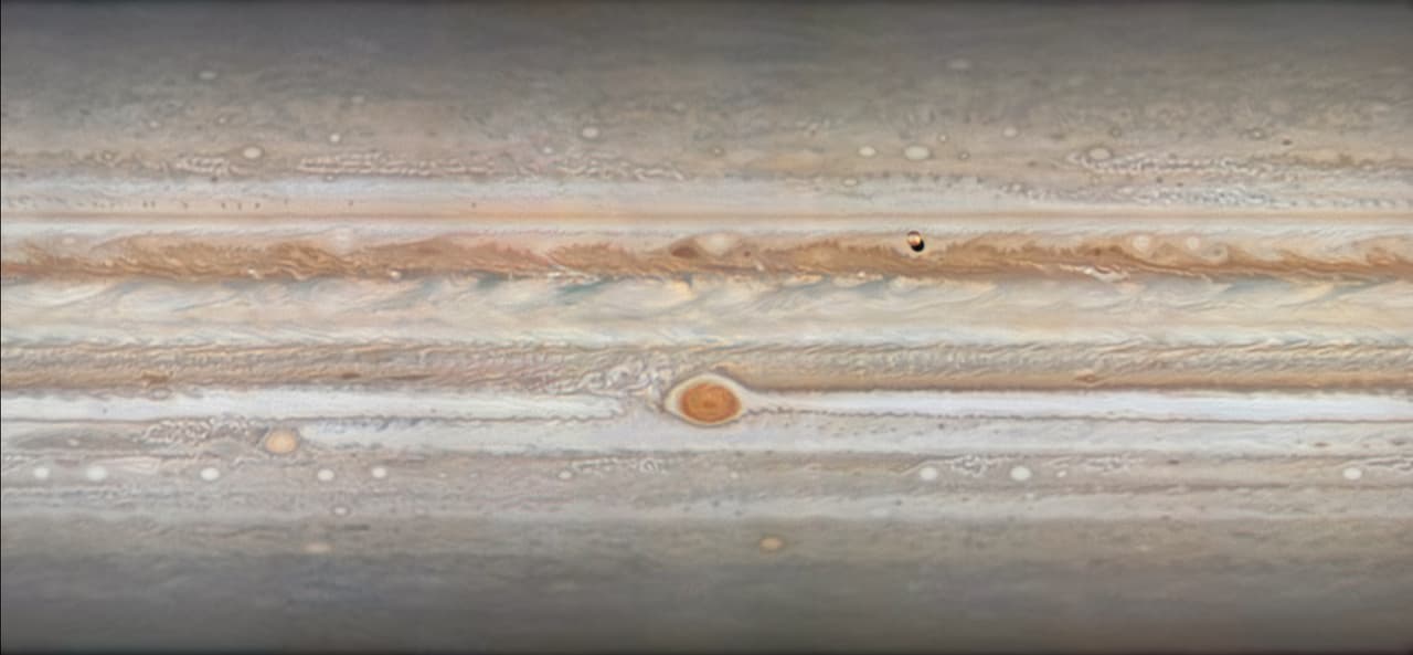 <b>‘Júpiter desenredado’. </b>Una de las fotografías destacadas de la categoría 'Planetas, Cometas y Asteroides'. Muestra las tormentas de todas las formas y tamaños que se forman junto a la famosa gran mancha roja en la superficie de Júpiter. Esta imagen se realizó con la combinación de múltiples fotografías tomadas en un período de 5 días.