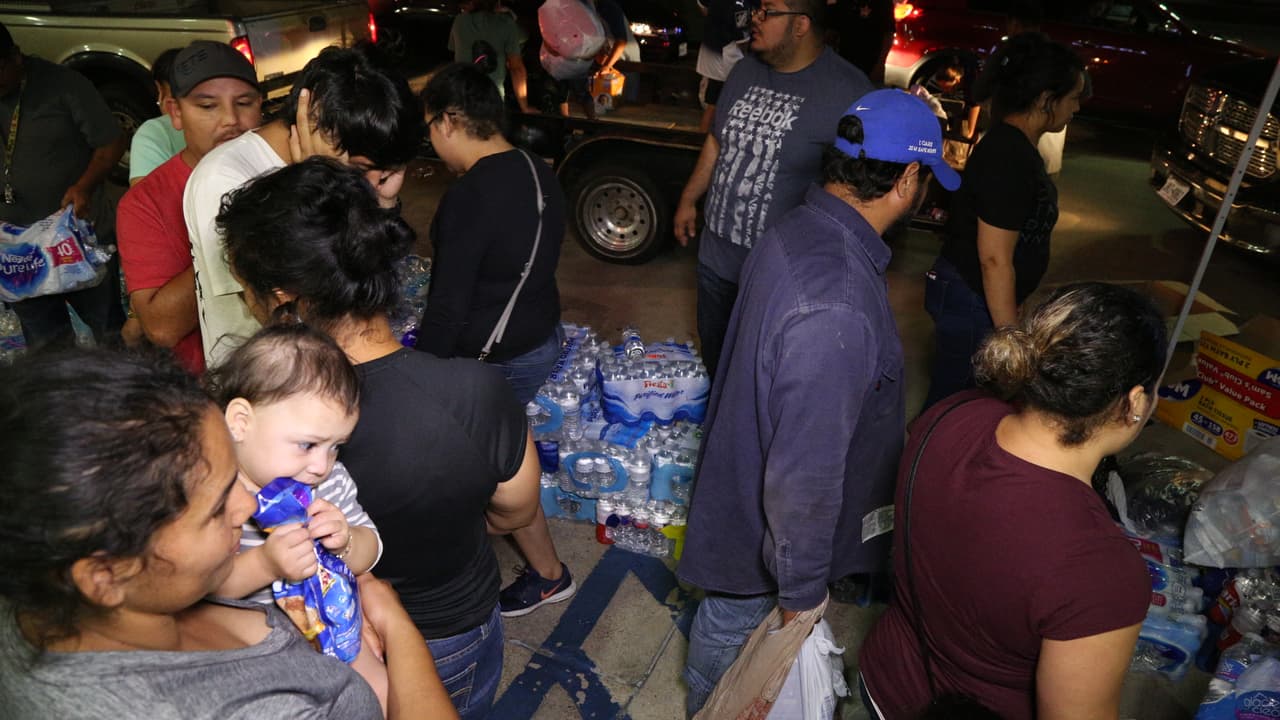 Así fue la entrega de ayudas por 'El Bueno, La Mala y El Feo' en Port Arthur, una de las localidades más afectadas por el huracán Harvey.
