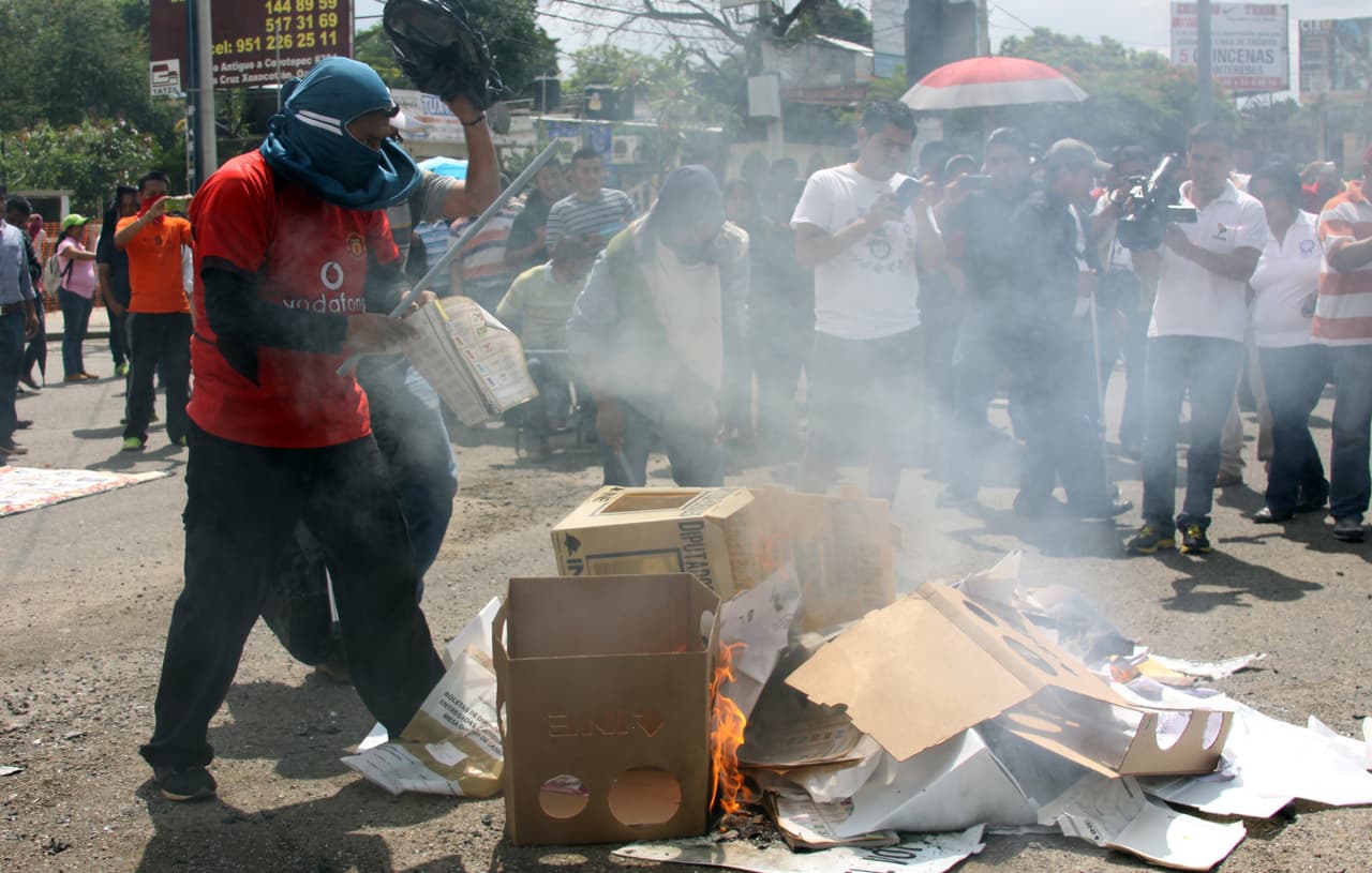 Arrestan a maestros disidentes en el sur de México y los trasladan a cárcel El Altiplano