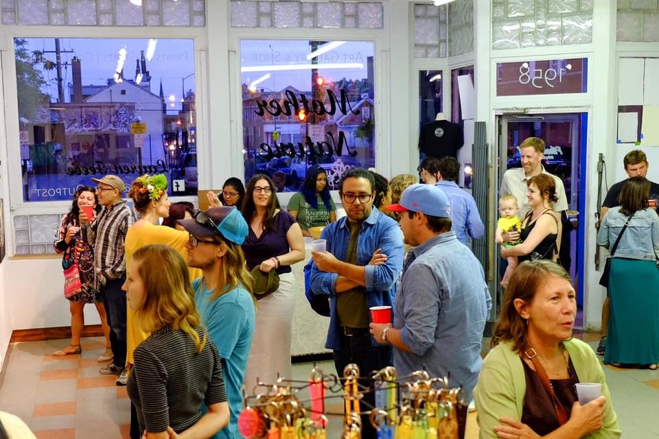 El arte que se exhibe dentro de esta galería va desde pinturas, productos hechos a mano, juguetes personalizados, ilustraciones e impresiones de edición especial, libros, camisetas y más.