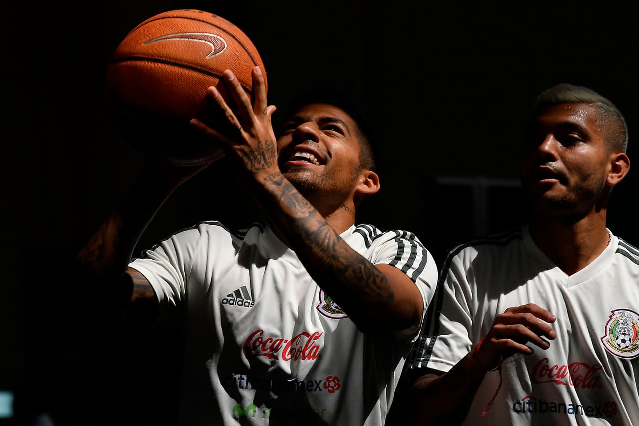 Eso sí, no pasó de ser más que un momento de diversión y no una prueba de las reales capacidades del equipo mexicano de fútbol en otra actividad.