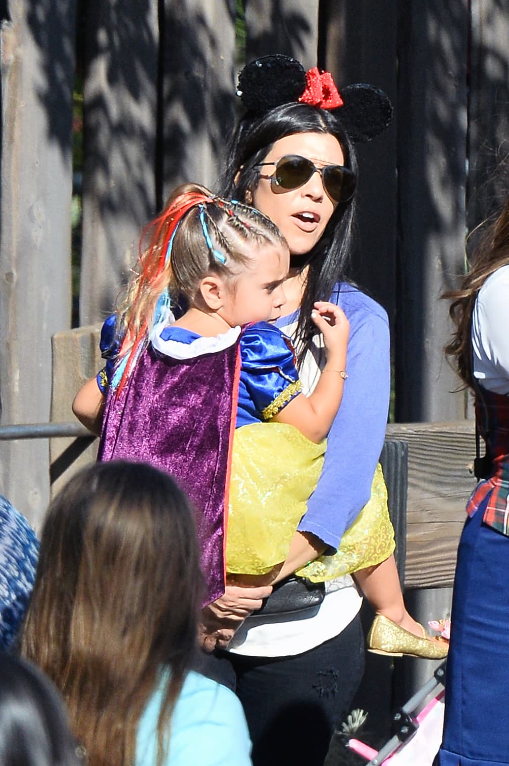 Kourtney con orejitas de Minnie Mouse.