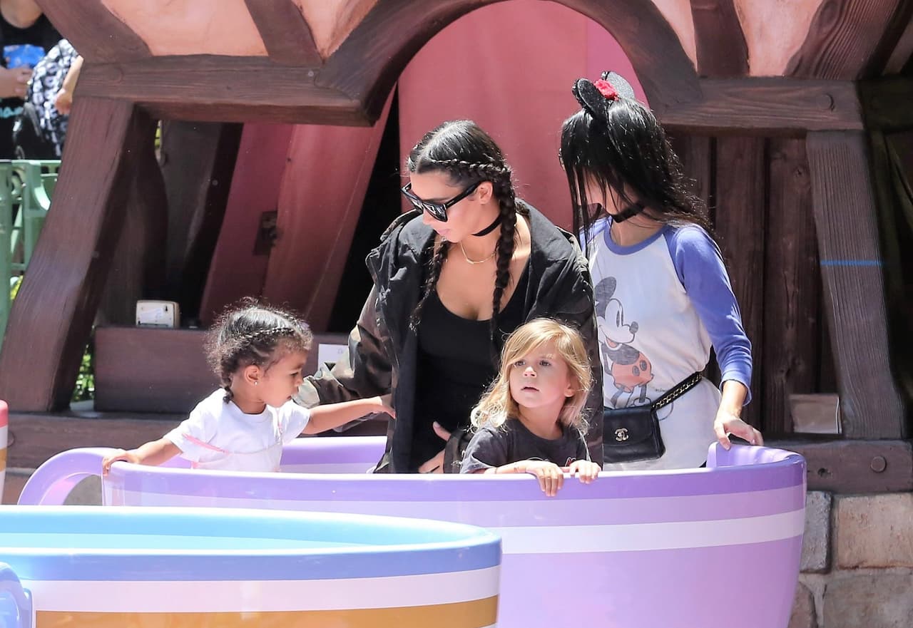 Las chicas Kardashian se subieron a las "tazas".