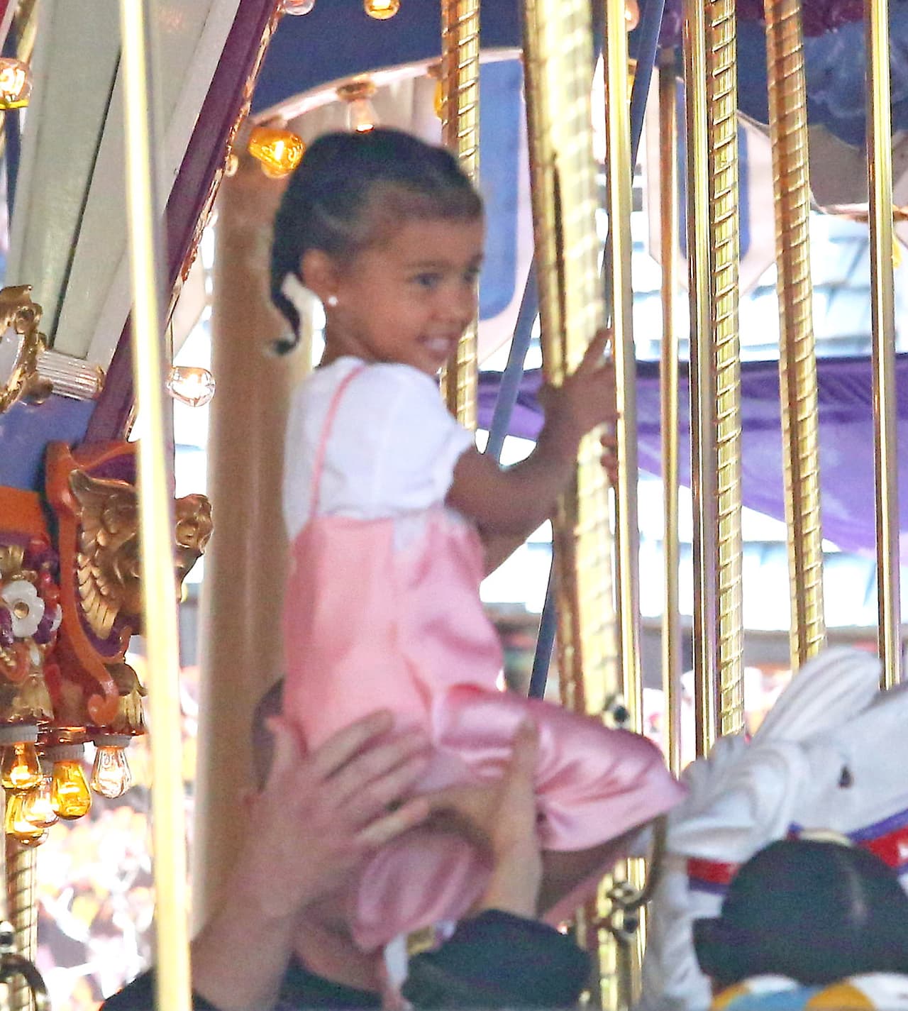 Divertida en el carrusel.