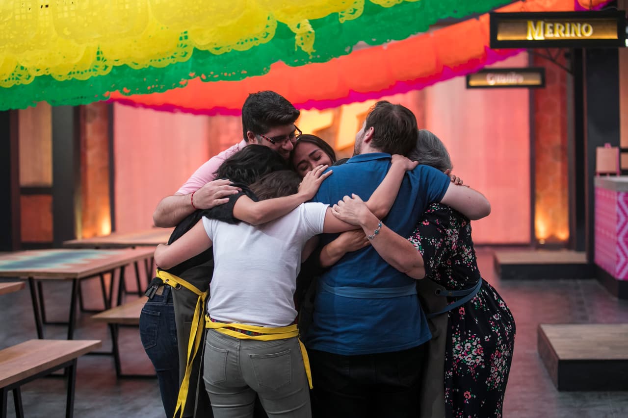 Viendo cómo los que continuaban en competencia se abrazaban felizmente.