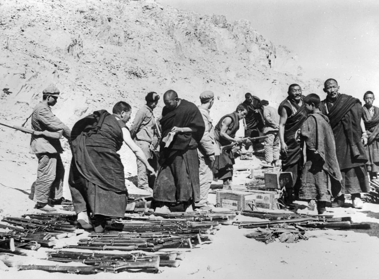 <b>1959, Rebelión Tibetana.</b> Tras nueve años después de ocupación china en el Tíbet, se produce un levantamiento generalizado en la caital Lhasa. Miles de personas mueren por la represión de las fuerzas china y el Dalai Lama se exilia en India. EEUU y la ONU condenan a Pekín por abusos en el Tíbet, mientras que la Agencia Central de Inteligencia (CIA) colabora con la resistencia tibetana.