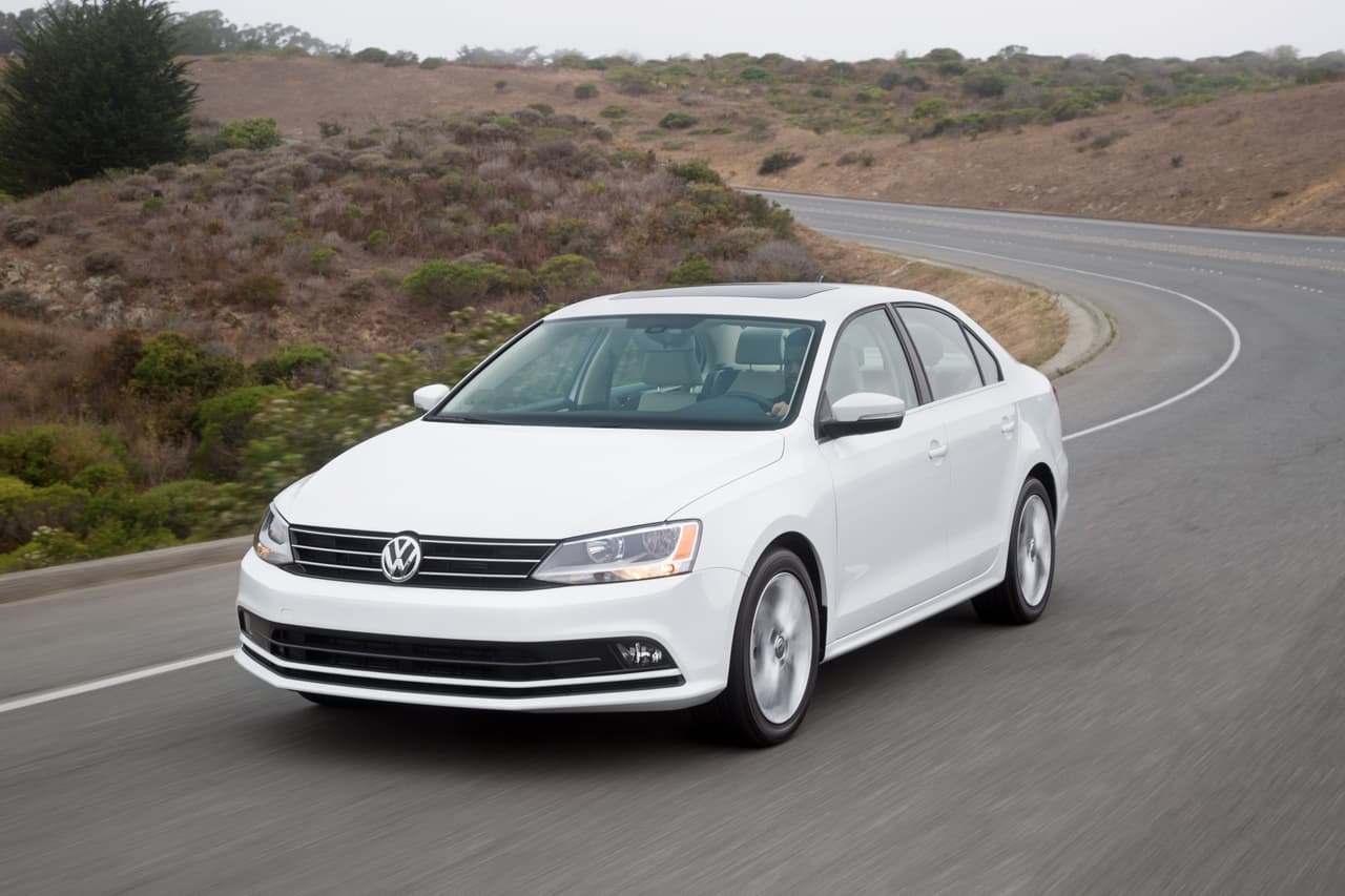 <b>9. Volkswagen Jetta</b>: En 2016 el público estadounidense adquirió 121,107 unidades del sedán compacto de Volkswagen convirtiéndolo en el noveno auto producido total o parcialmente en México más popular en Estados Unidos. Todas las unidades de este vehículo comercializadas en el territorio estadounidense son construidas en el complejo industrial automotriz de Volkswagen en Puebla.