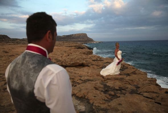 ¿Te imaginas llenar tu vestido de lodo o mojarlo completamente, o bien exponerlo a la lluvia y en casos extremos al fuego?